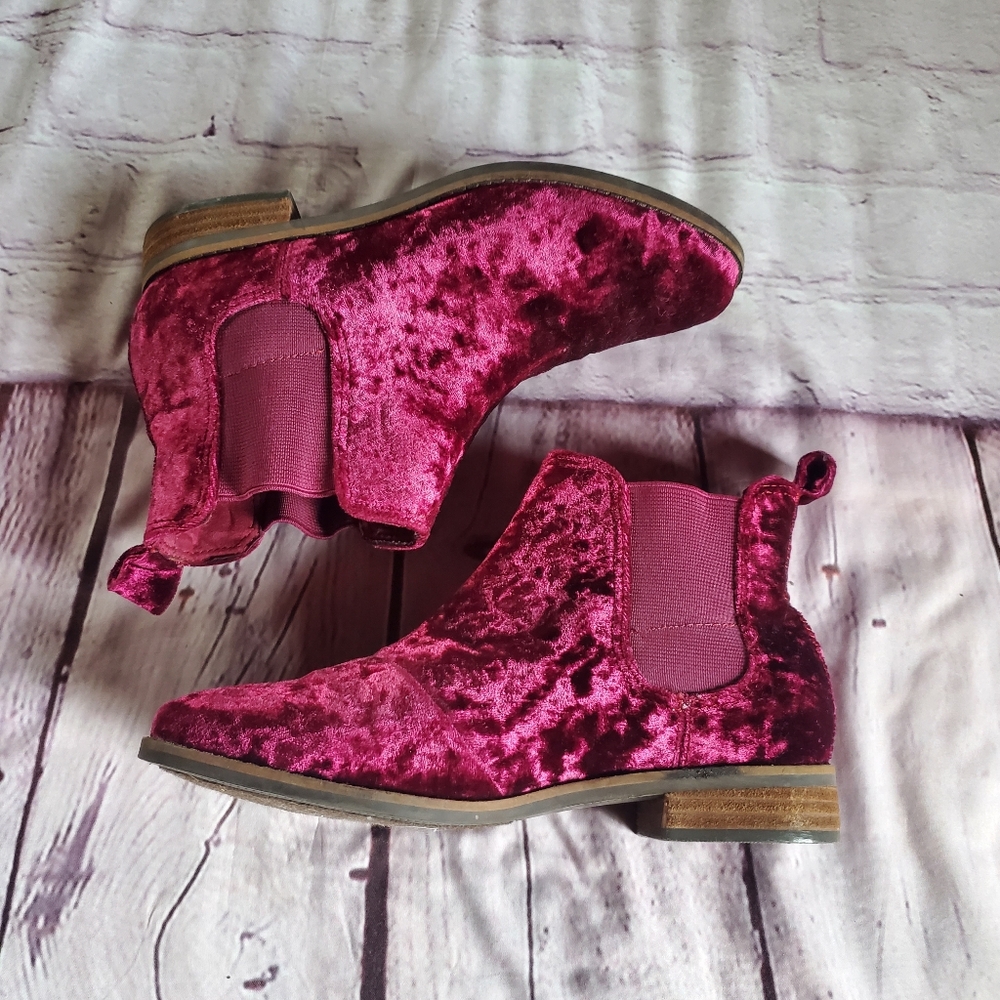 TOMS Ella Chelsea Crushed Velvet Booties Magenta Slip-ons Flats Almond Toe 6.5